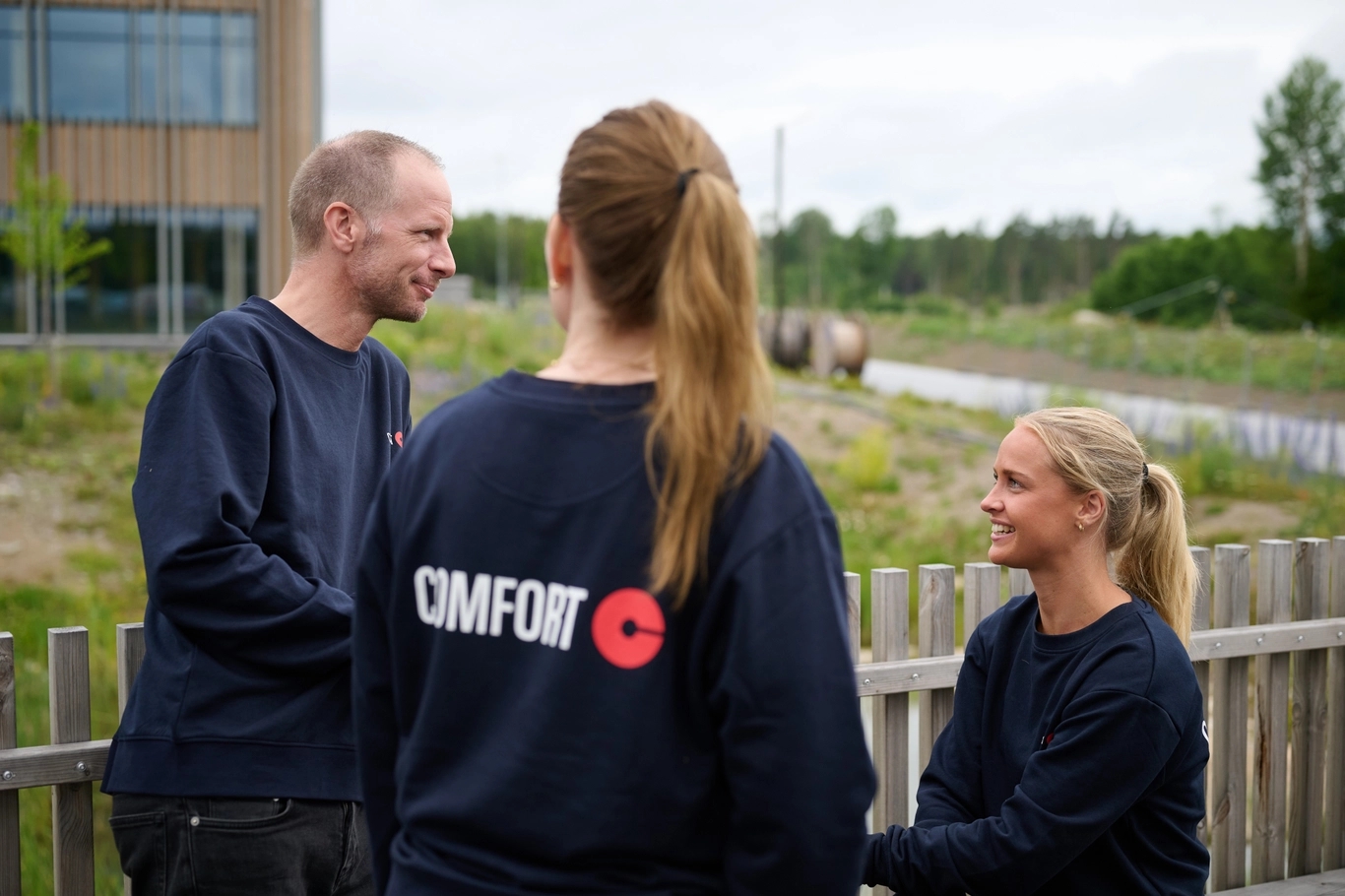 Anställda på Comfortgruppen har ett samtal.